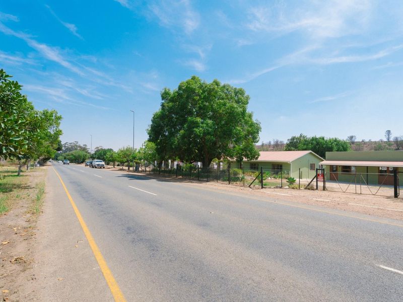 Newly Renovated 4 bedroomed Country Home with River Frontage | Napier, Overberg - Photo 2