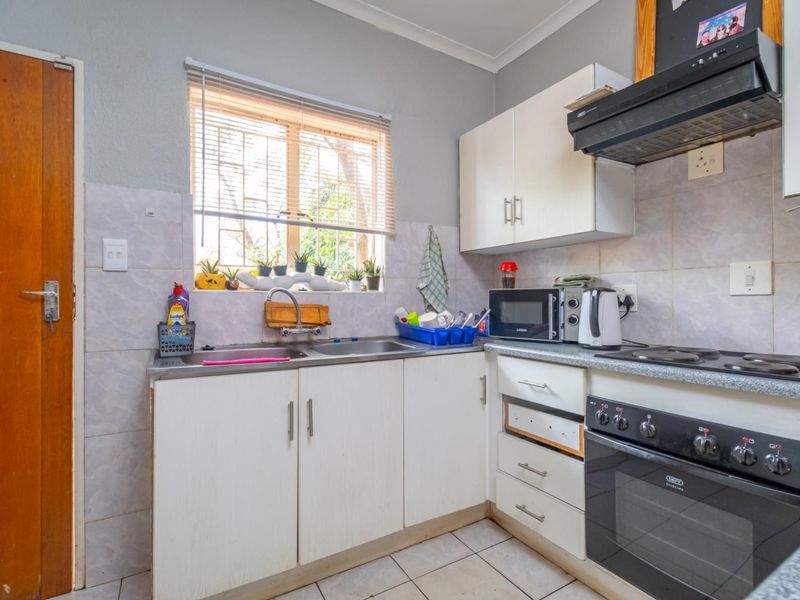 Secure and Practical 3 bedroom Home - Photo 8