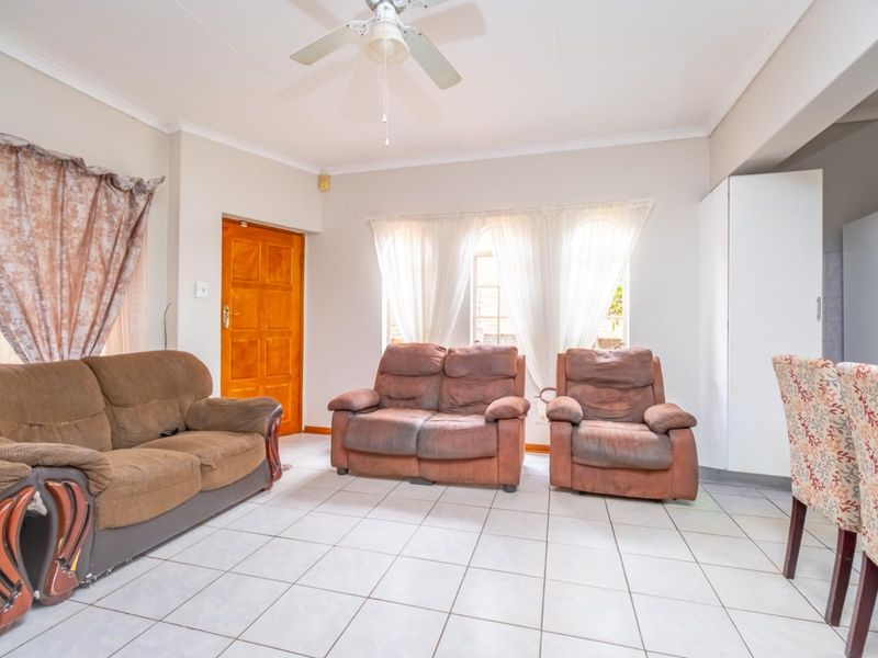 Secure and Practical 3 bedroom Home - Photo 5