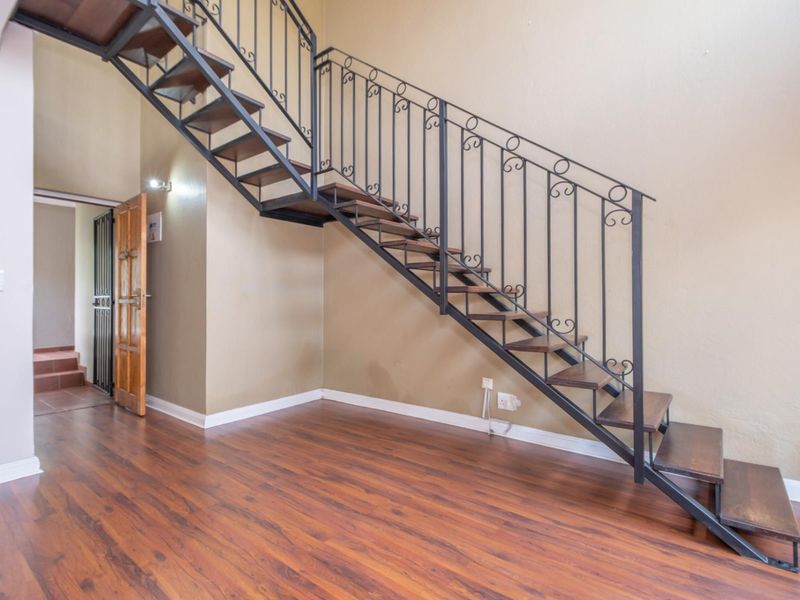 Private Corner Loft Apartment with Koppie Views | 110sqm | Quarrywood Estate - Photo 5