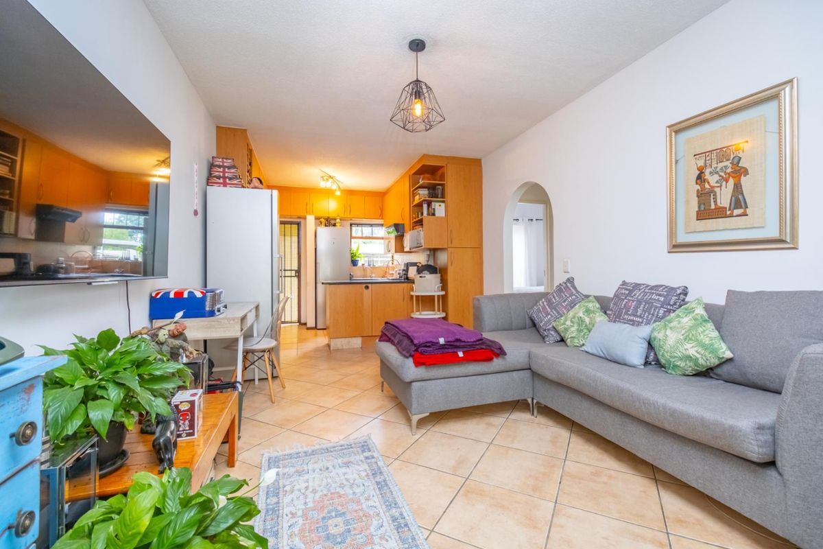 Delightful two-bedroom garden apartment - Photo 2