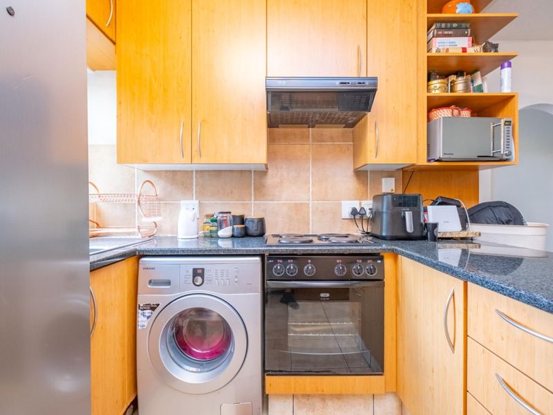 Delightful two-bedroom garden apartment - Photo 6