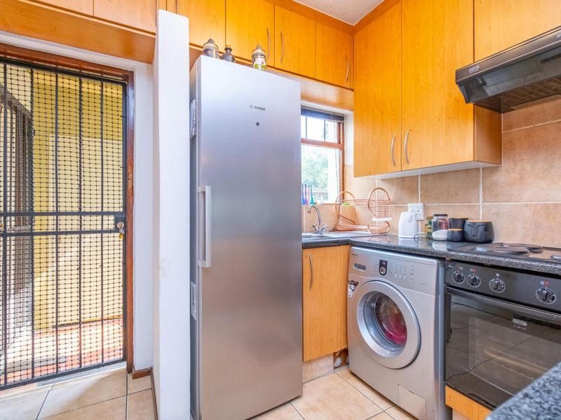 Delightful two-bedroom garden apartment - Photo 9