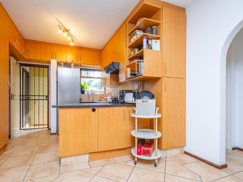 Delightful two-bedroom garden apartment - Photo 8