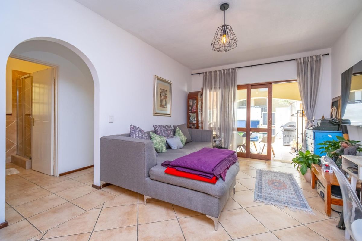 Delightful two-bedroom garden apartment - Photo 3