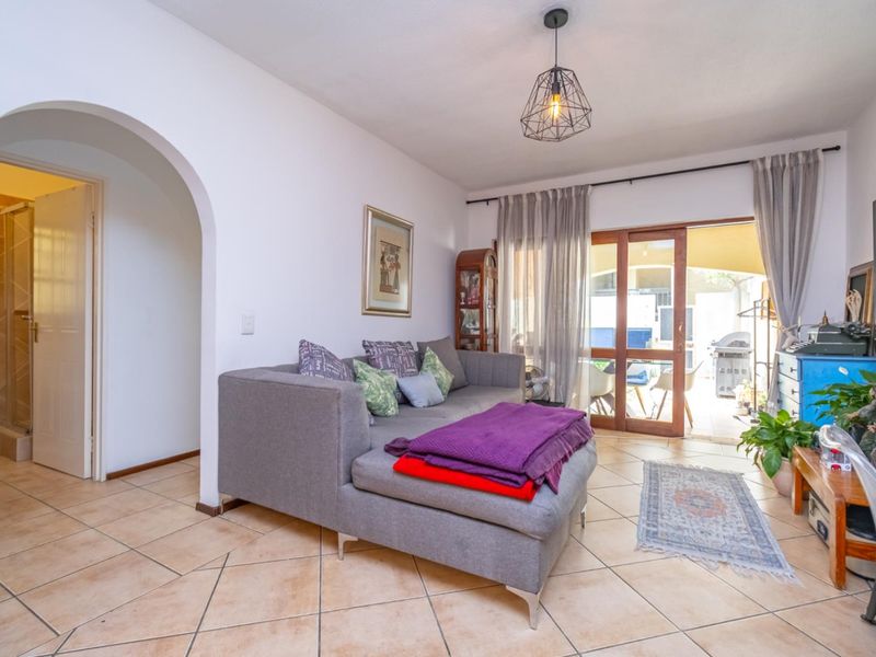 Delightful two-bedroom garden apartment - Photo 3