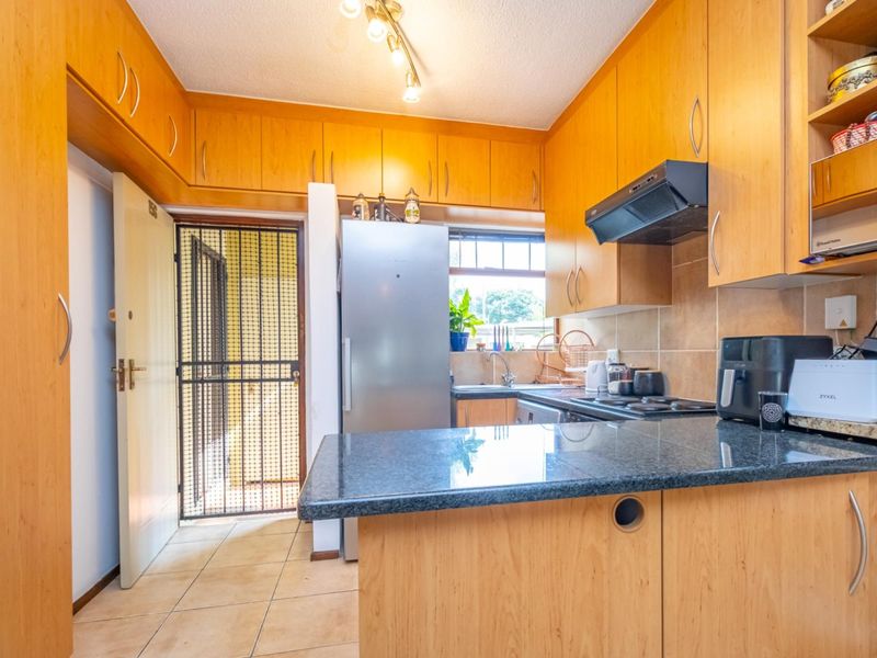 Delightful two-bedroom garden apartment - Photo 7