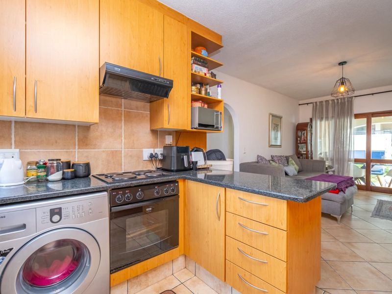 Delightful two-bedroom garden apartment - Photo 5