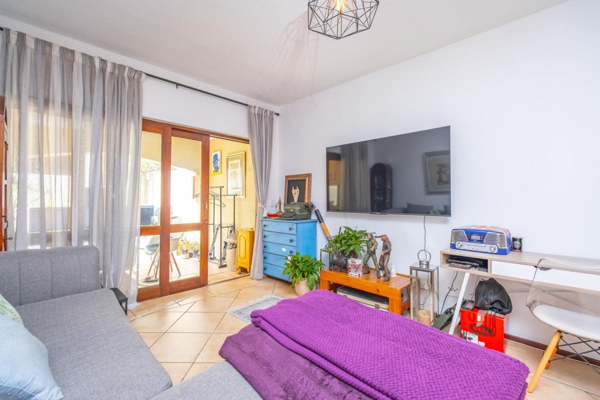 Delightful two-bedroom garden apartment - Photo 4