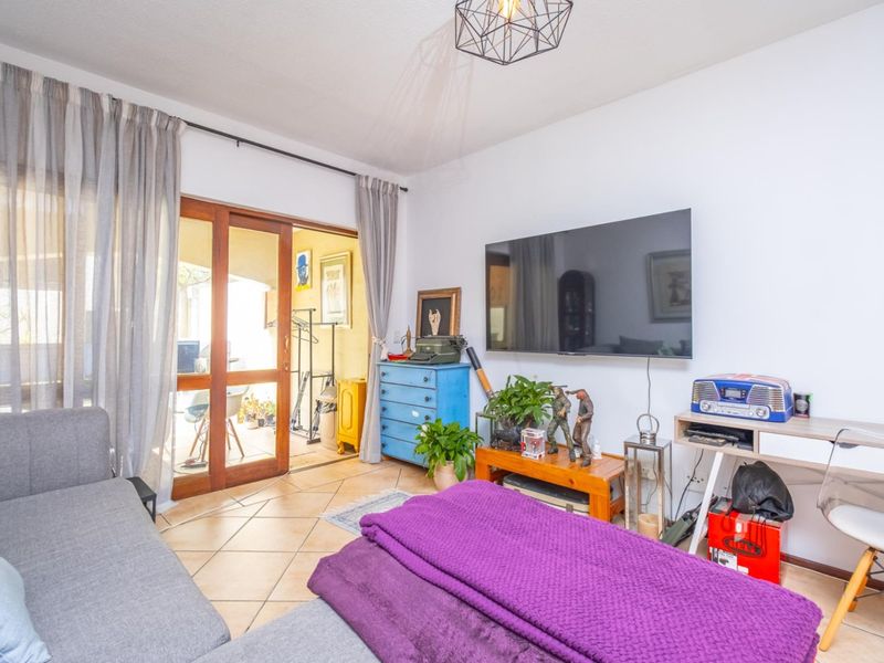 Delightful two-bedroom garden apartment - Photo 4