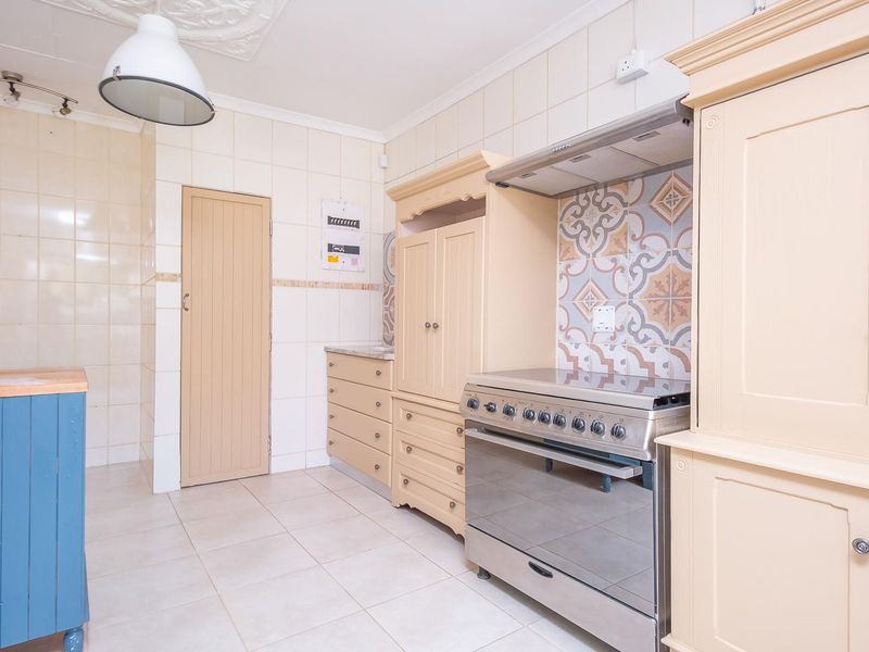 Looking for the perfect family home? Look no further....... - Photo 9