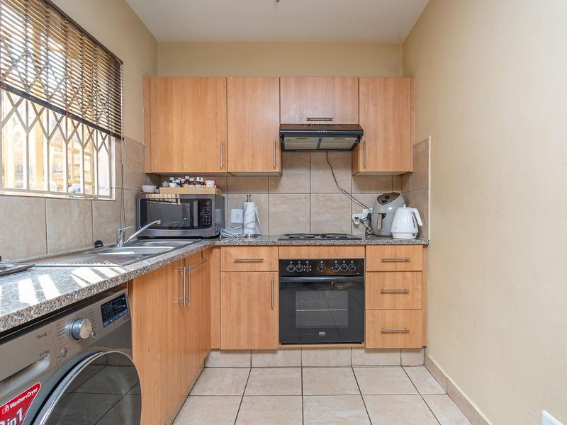 Modern Double-Storey Apartment in the Sought-After Suburb of Annlin - Photo 10