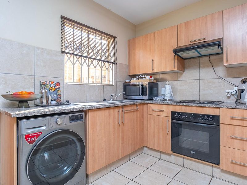 Modern Double-Storey Apartment in the Sought-After Suburb of Annlin - Photo 9