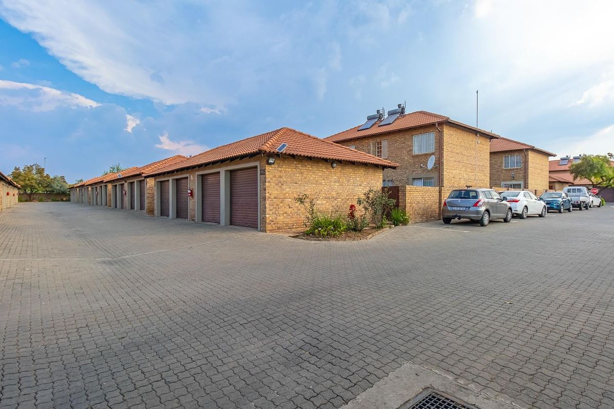 Modern Double-Storey Apartment in the Sought-After Suburb of Annlin - Photo 2