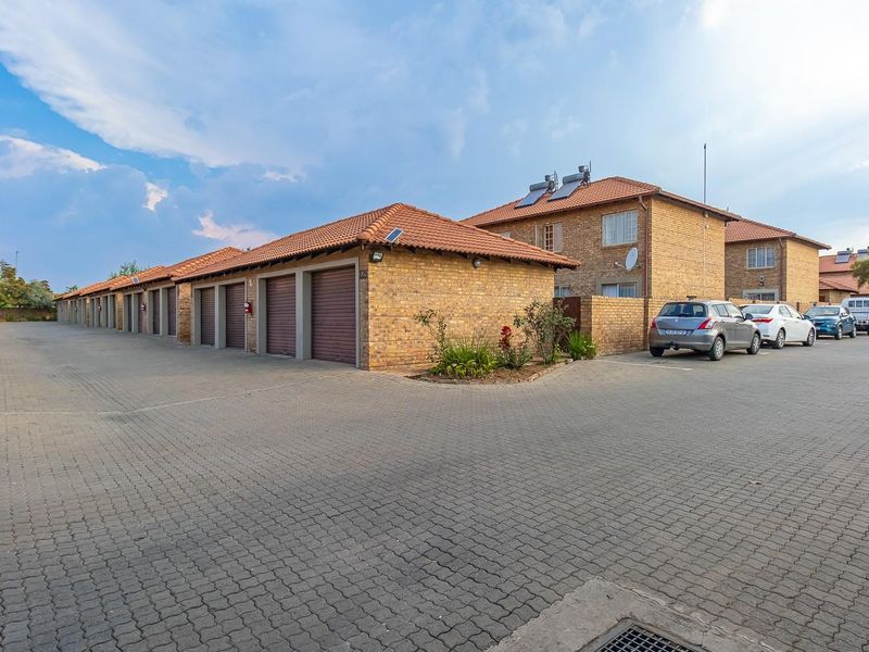 Modern Double-Storey Apartment in the Sought-After Suburb of Annlin - Photo 2