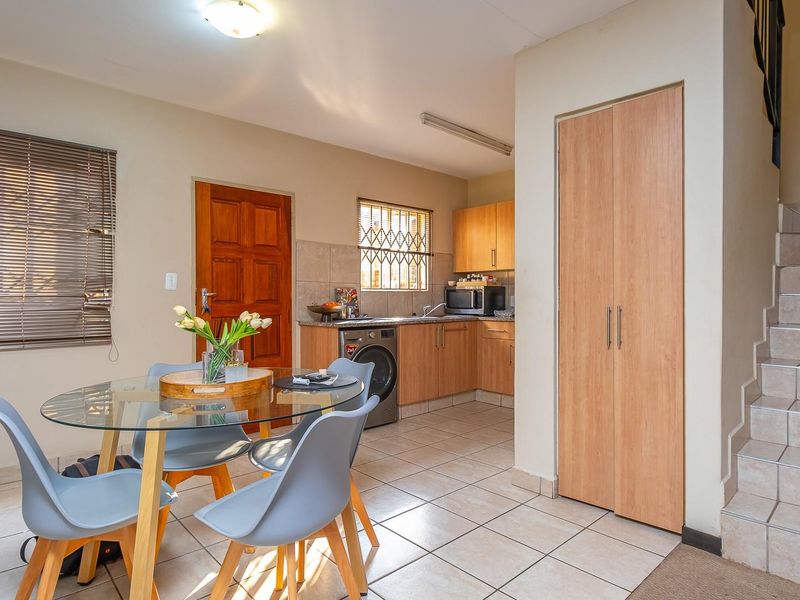 Modern Double-Storey Apartment in the Sought-After Suburb of Annlin - Photo 8