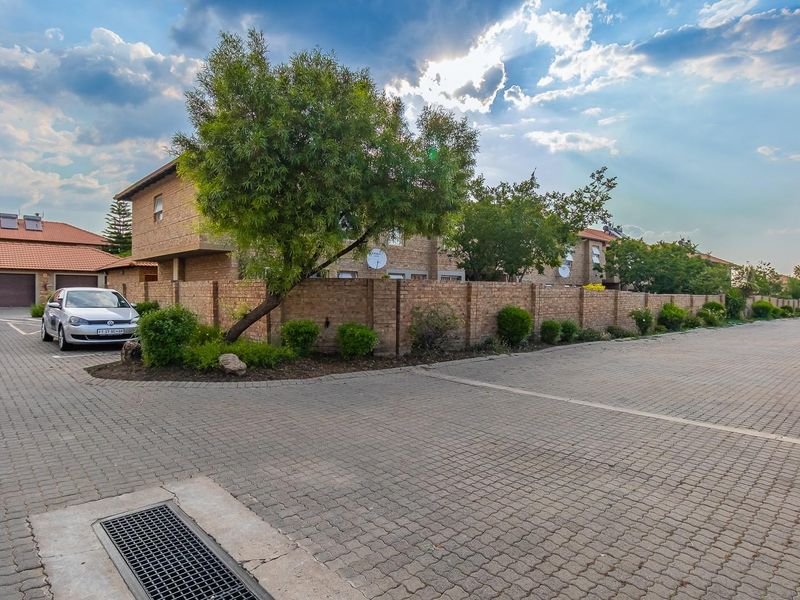 Modern Double-Storey Apartment in the Sought-After Suburb of Annlin - Photo 3
