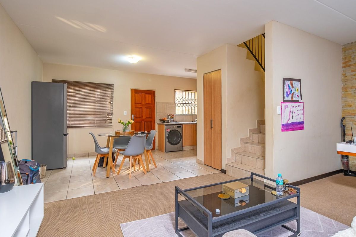 Modern Double-Storey Apartment in the Sought-After Suburb of Annlin - Photo 5