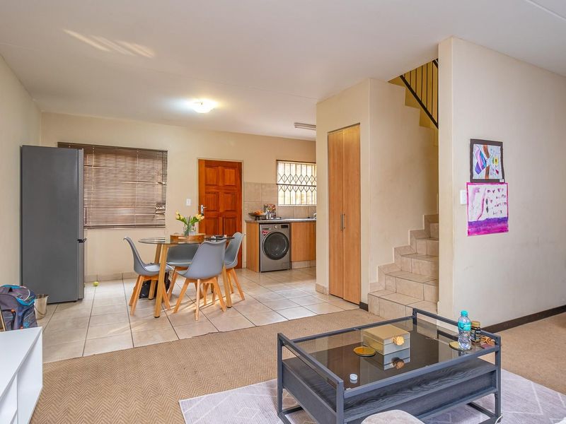 Modern Double-Storey Apartment in the Sought-After Suburb of Annlin - Photo 5