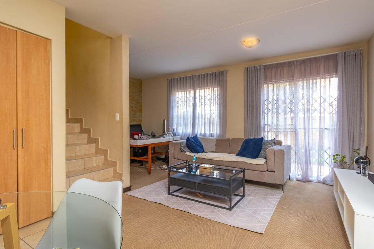 Modern Double-Storey Apartment in the Sought-After Suburb of Annlin - Photo 4