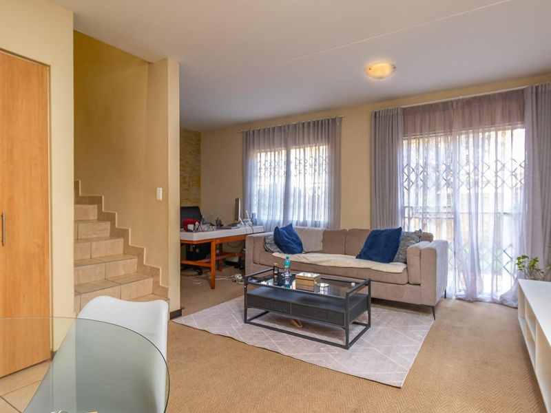 Modern Double-Storey Apartment in the Sought-After Suburb of Annlin - Photo 4