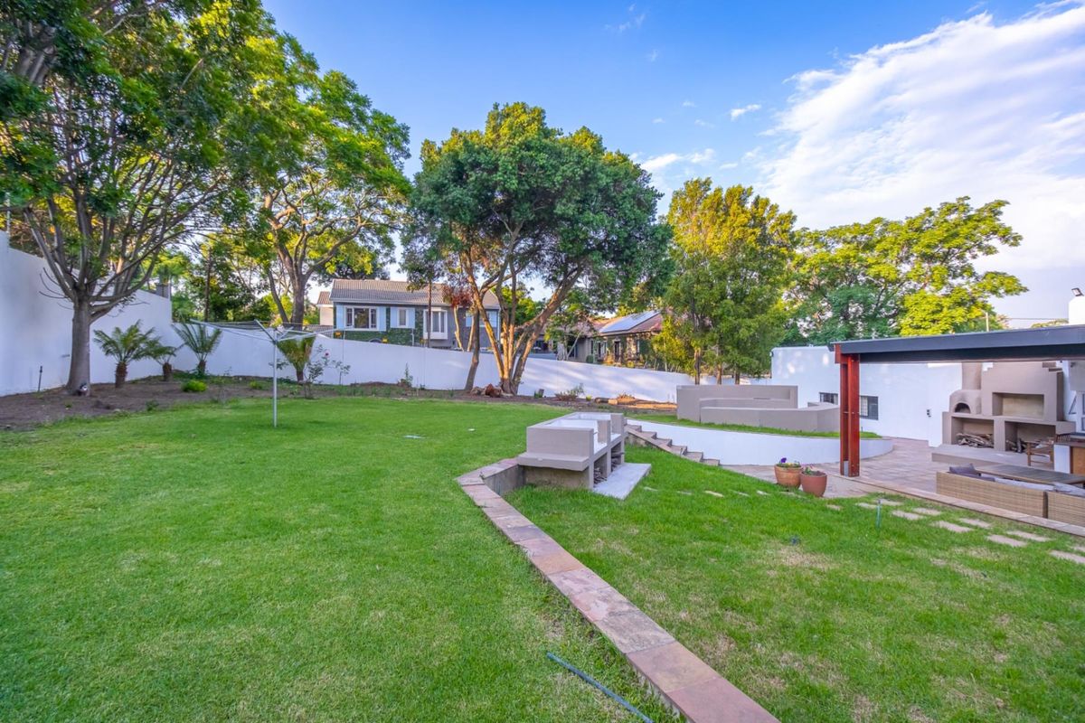 A Private, Solar-Powered Luxury Sanctuary with Exceptional Entertaining - Photo 4