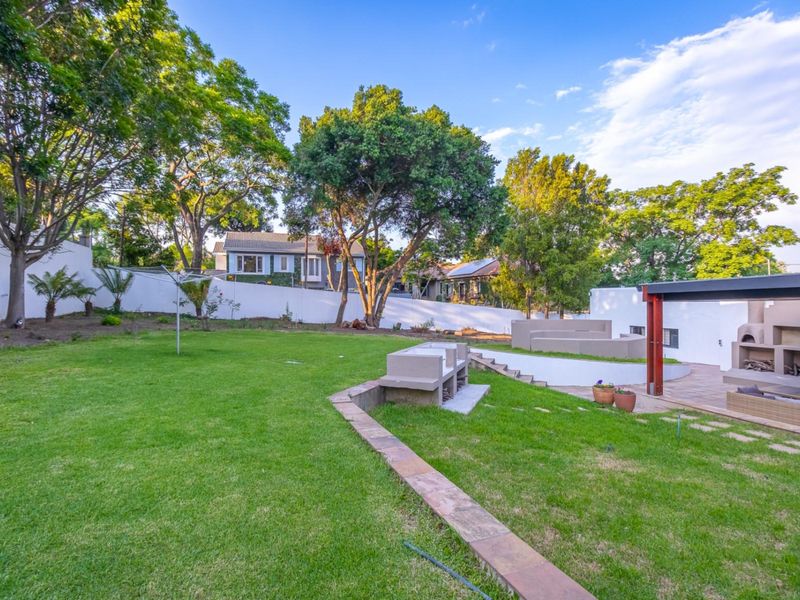 A Private, Solar-Powered Luxury Sanctuary with Exceptional Entertaining - Photo 4