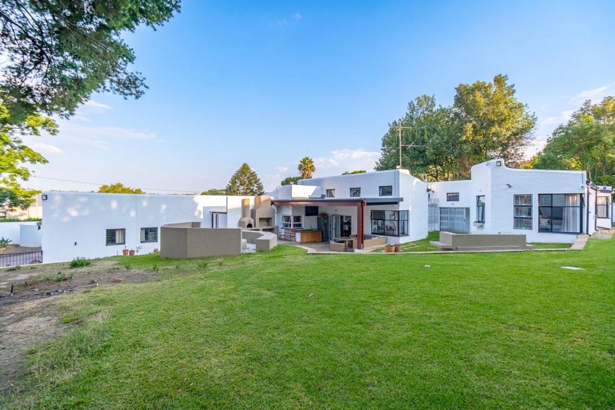 A Private, Solar-Powered Luxury Sanctuary with Exceptional Entertaining - Photo 3