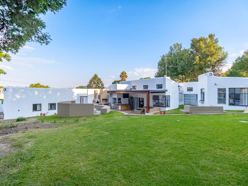 A Private, Solar-Powered Luxury Sanctuary with Exceptional Entertaining - Photo 3