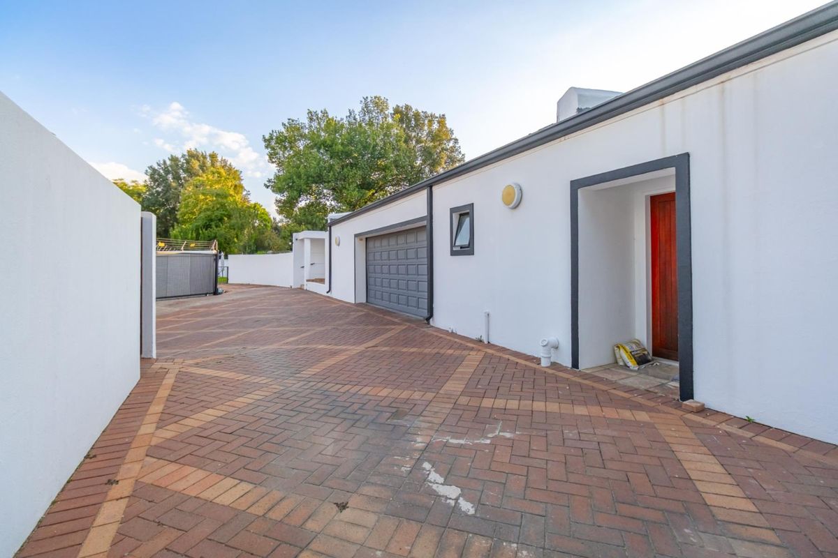 A Private, Solar-Powered Luxury Sanctuary with Exceptional Entertaining - Photo 5