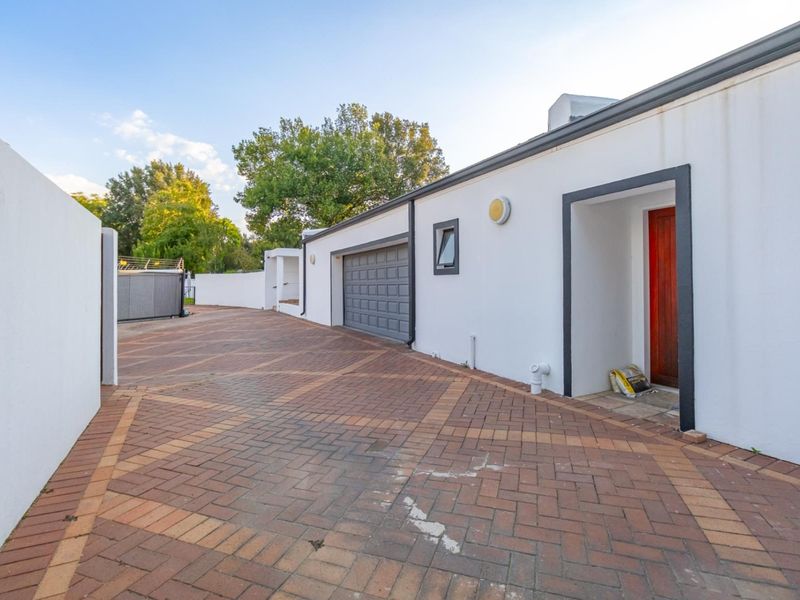 A Private, Solar-Powered Luxury Sanctuary with Exceptional Entertaining - Photo 5