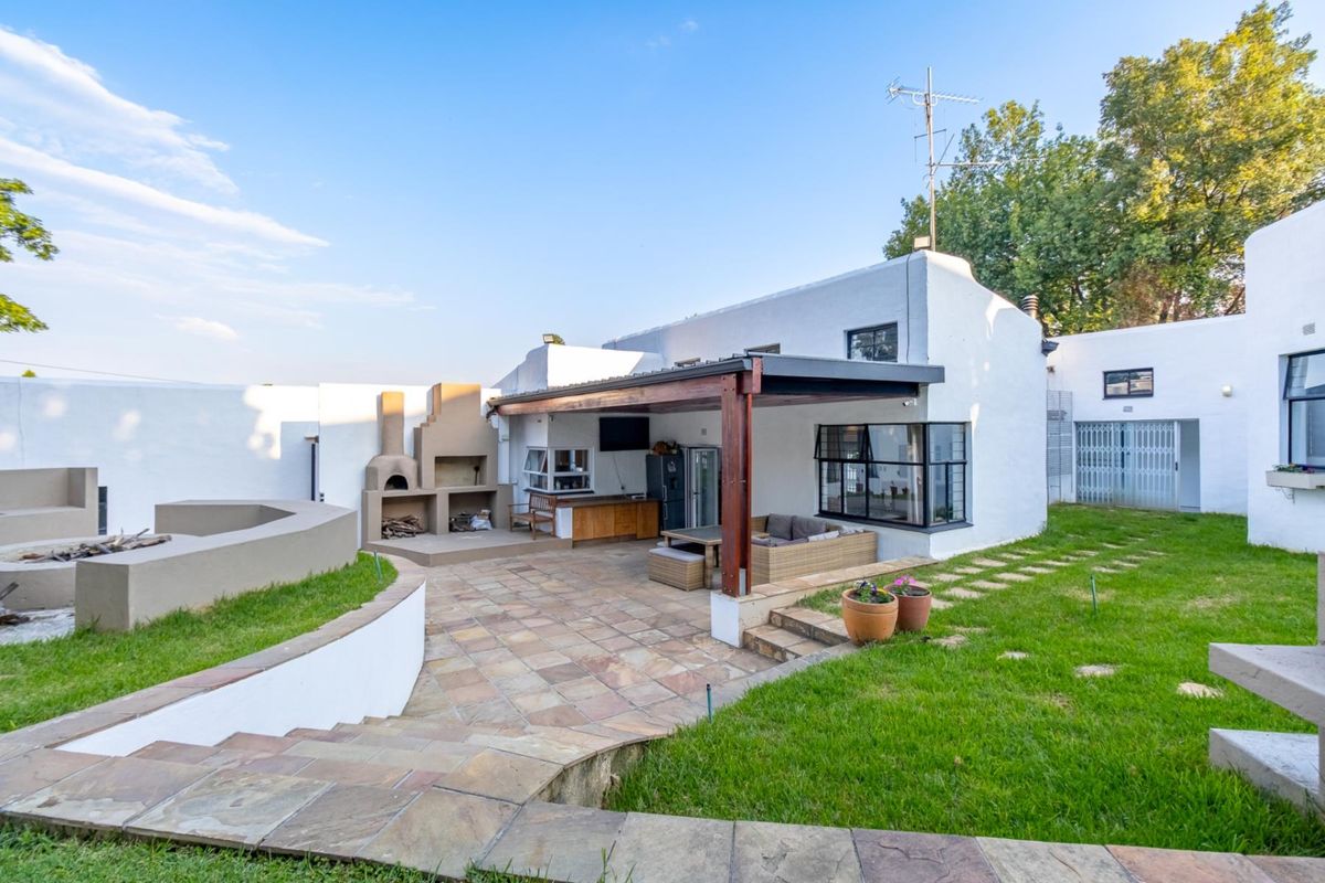 A Private, Solar-Powered Luxury Sanctuary with Exceptional Entertaining - Photo 2