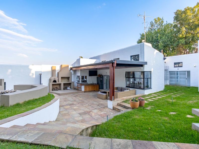 A Private, Solar-Powered Luxury Sanctuary with Exceptional Entertaining - Photo 2