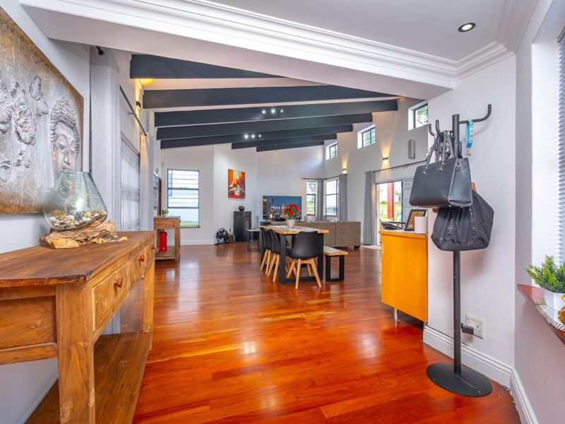 A Private, Solar-Powered Luxury Sanctuary with Exceptional Entertaining - Photo 8