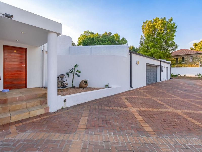 A Private, Solar-Powered Luxury Sanctuary with Exceptional Entertaining - Photo 7