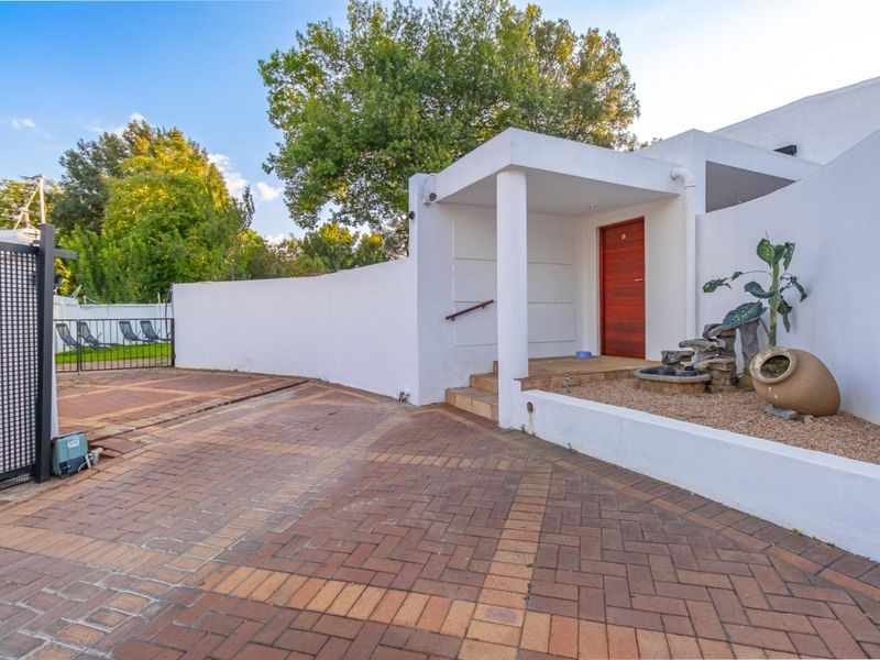 A Private, Solar-Powered Luxury Sanctuary with Exceptional Entertaining - Photo 6