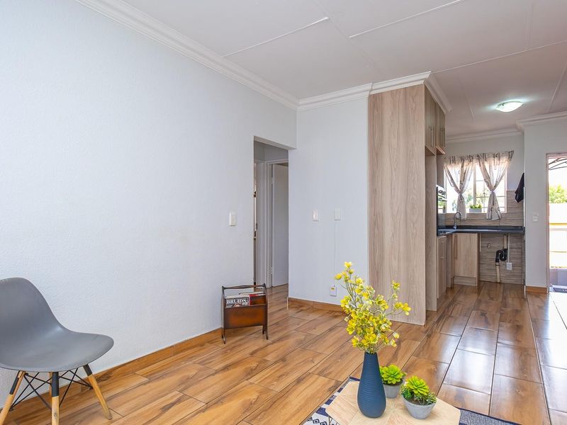 Modern, Renovated Apartment in a Secure, Sought-After Complex - Photo 10