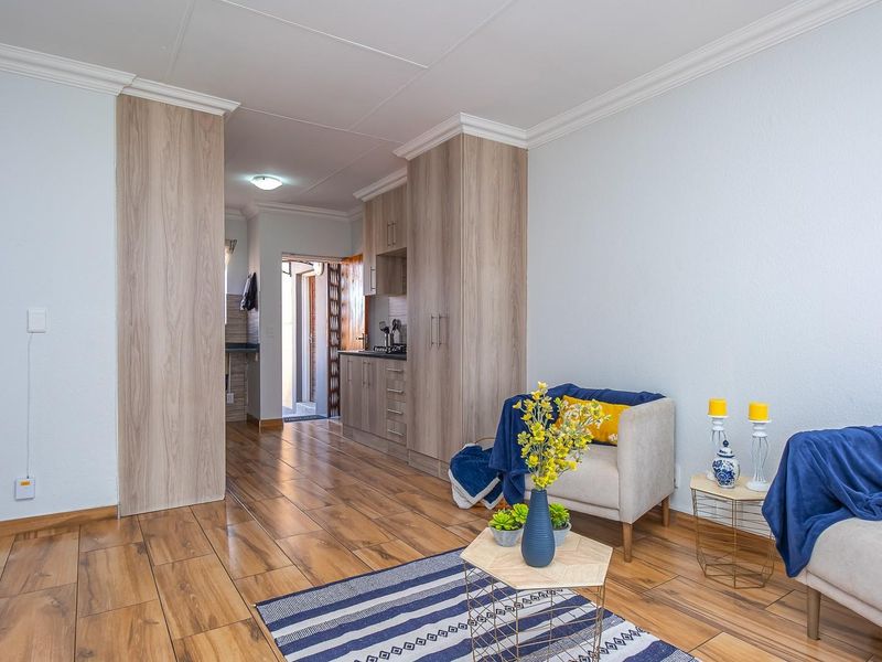 Modern, Renovated Apartment in a Secure, Sought-After Complex - Photo 9