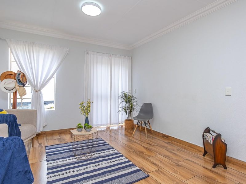 Modern, Renovated Apartment in a Secure, Sought-After Complex - Photo 8