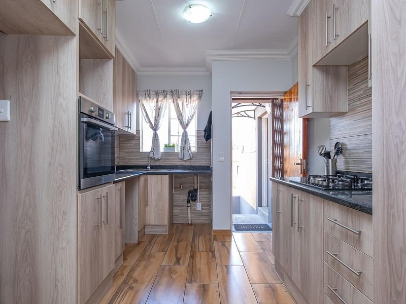 Modern, Renovated Apartment in a Secure, Sought-After Complex - Photo 7