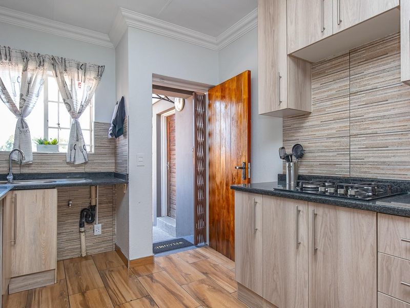 Modern, Renovated Apartment in a Secure, Sought-After Complex - Photo 6