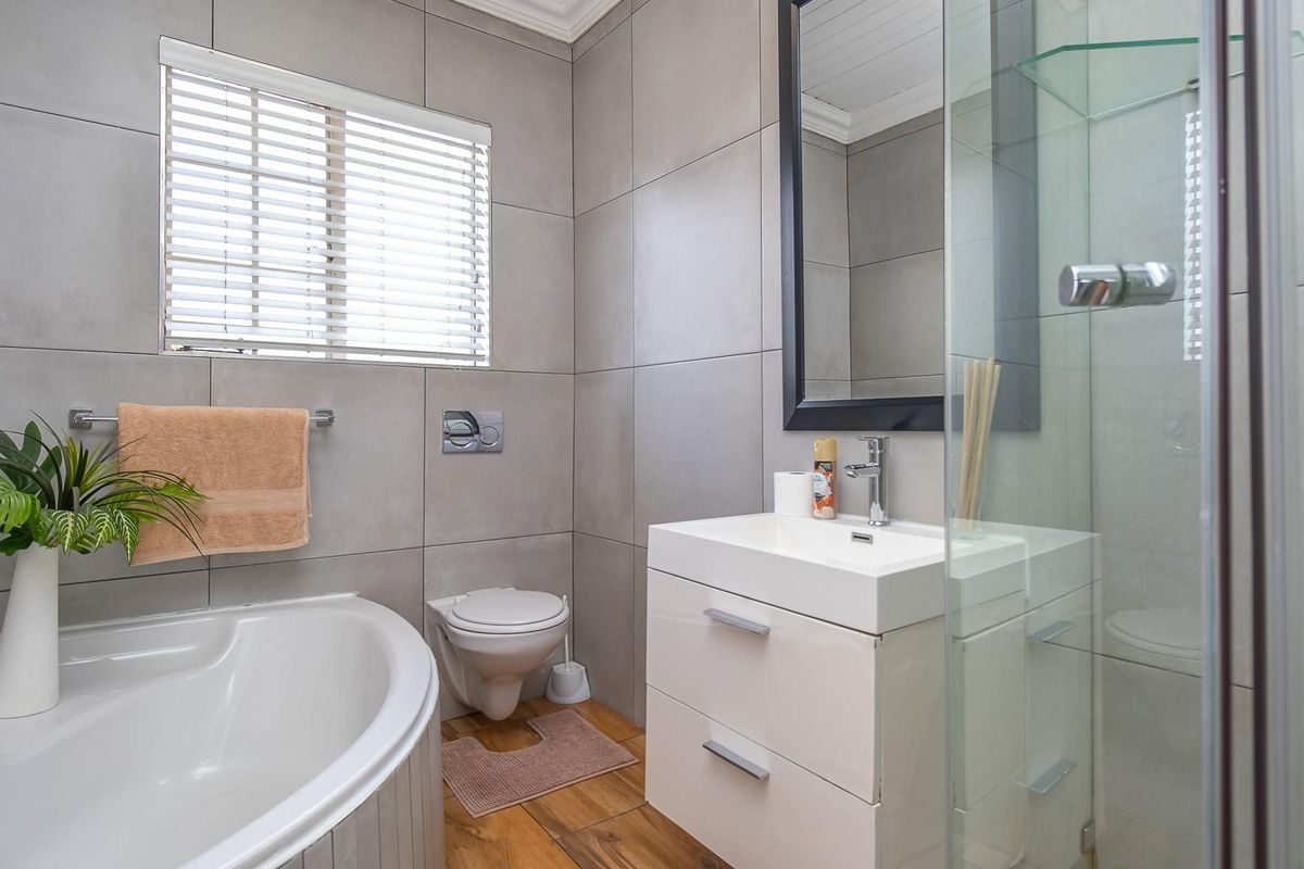 Modern, Renovated Apartment in a Secure, Sought-After Complex - Photo 2