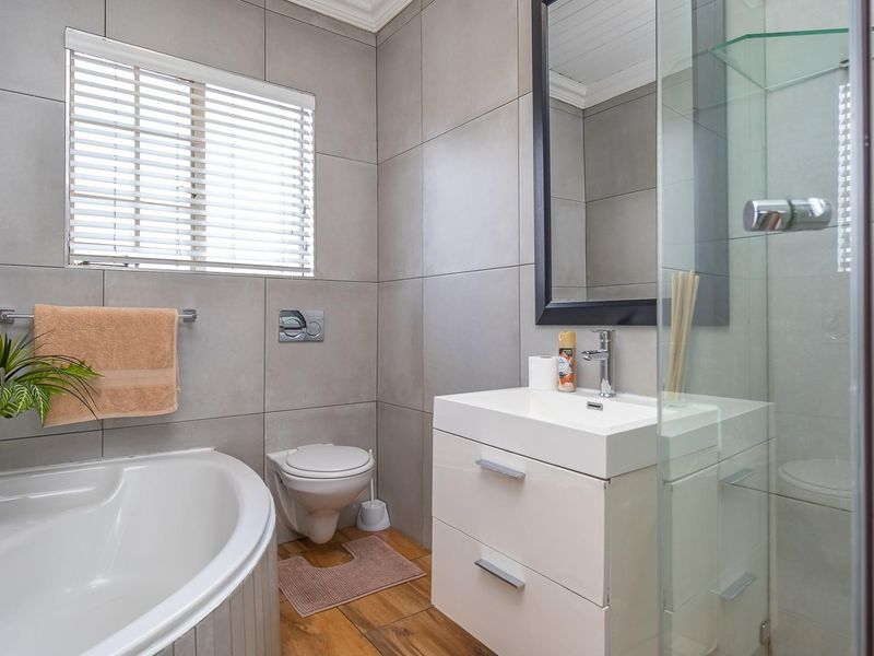 Modern, Renovated Apartment in a Secure, Sought-After Complex - Photo 2