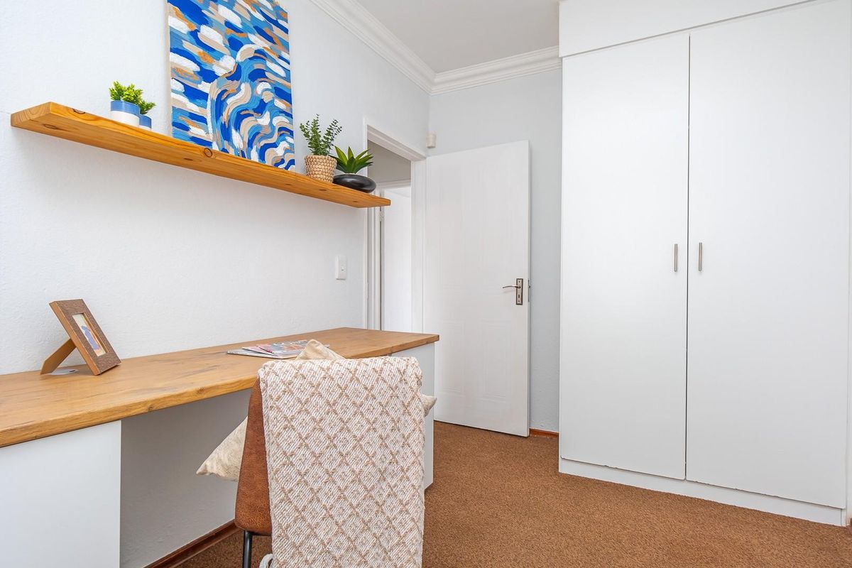 Modern, Renovated Apartment in a Secure, Sought-After Complex - Photo 3