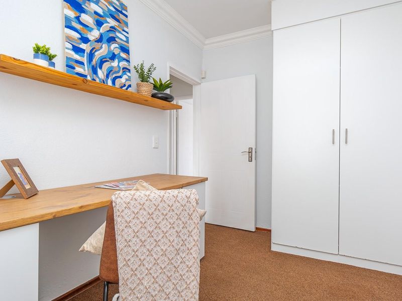 Modern, Renovated Apartment in a Secure, Sought-After Complex - Photo 3