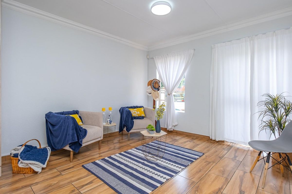 Modern, Renovated Apartment in a Secure, Sought-After Complex - Photo 4