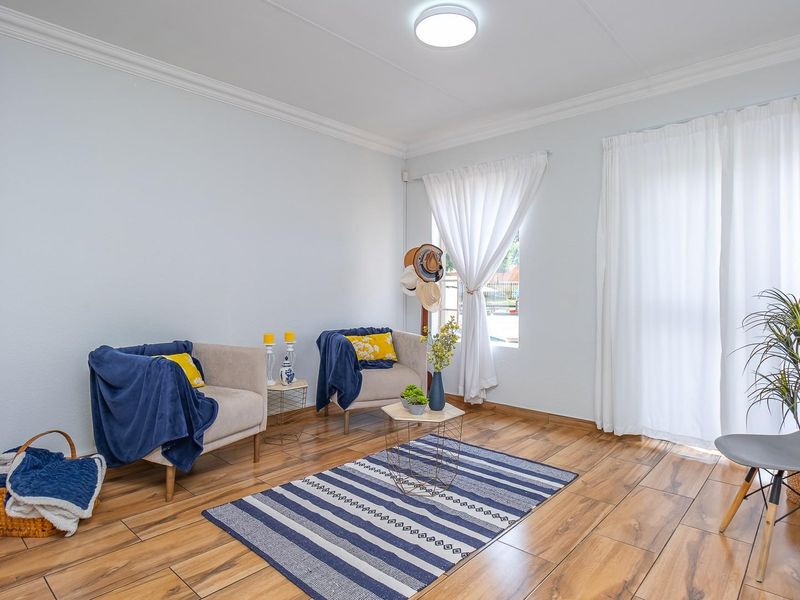 Modern, Renovated Apartment in a Secure, Sought-After Complex - Photo 4