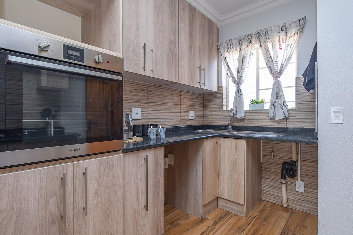 Modern, Renovated Apartment in a Secure, Sought-After Complex - Photo 5