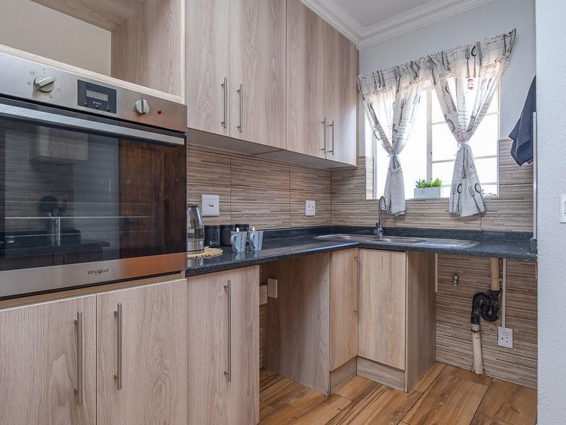 Modern, Renovated Apartment in a Secure, Sought-After Complex - Photo 5