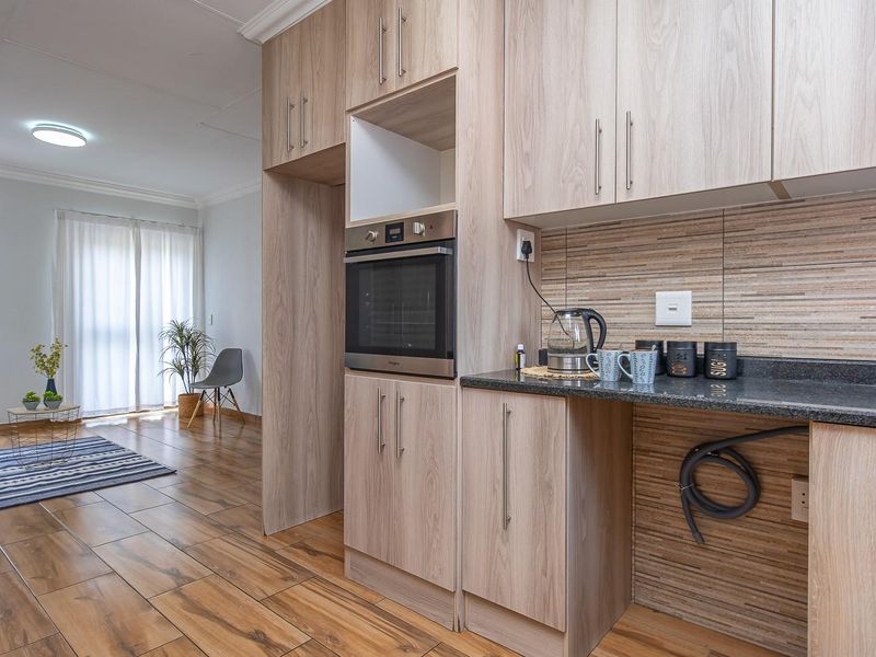 Modern, Renovated Apartment in a Secure, Sought-After Complex - Photo 1